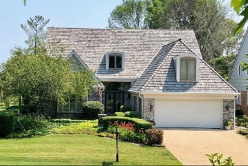 12334 N Fairway Heights Dr, Mequon, WI 53092-2200