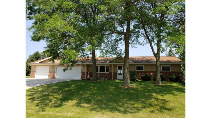 5616 Kengary Ct Hartford, WI 53086 by Shorewest Realtors $319,900