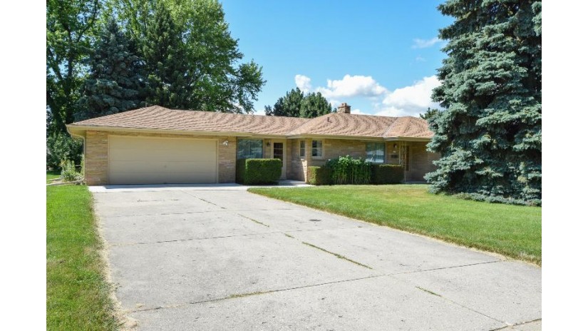 5515 W Cold Spring Rd Greenfield, WI 53220 by Wave Realty $249,900