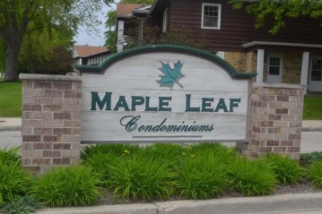 4825 W Maple Leaf Cir, Greenfield, WI 53220-2784