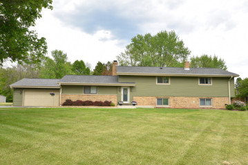 11912 N Oriole Ln, Mequon, WI 53092-2924