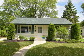 N57W5466 Sunnyside Ln, Cedarburg, WI 53012-2174