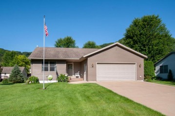 909 Jonathan Ln, La Crescent, MN 55947-8407