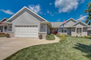 252 Owls Ln, Kewaskum, WI 53040-9056