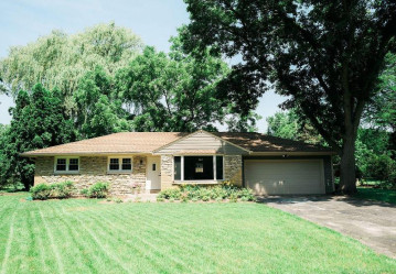 12232 N North Ridge Trl, Hales Corners, WI 53130-2334