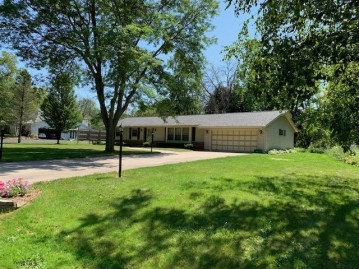 2507 W Chestnut Rd, Mequon, WI 53092-3109