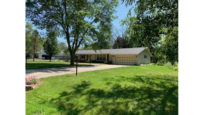 2507 W Chestnut Rd Mequon, WI 53092 by First Weber Inc -NPW $285,000