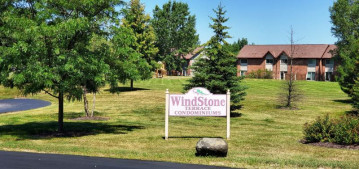 520 Windstone Dr 202, Hartland, WI 53029