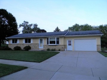 1170 Hillside Dr, Kewaskum, WI 53040-9108