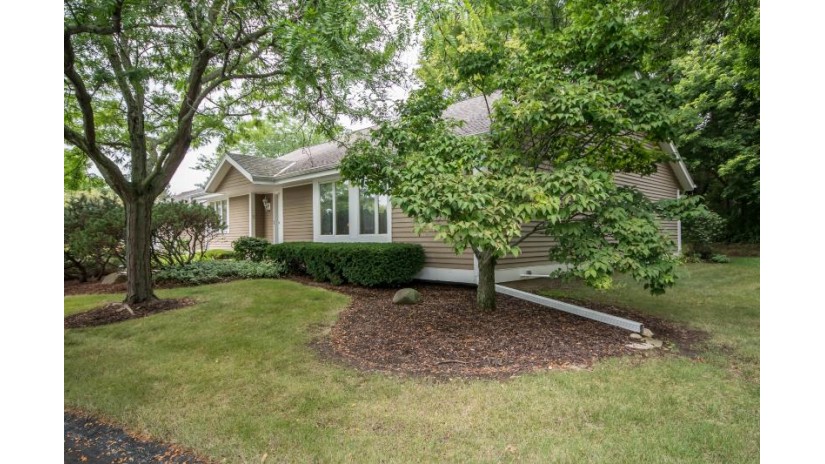 132 Harrogate Dr Waukesha, WI 53188 by Summit Realty $250,000