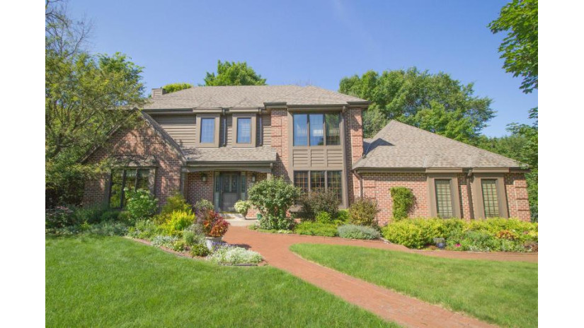 3710 S River Ridge Blvd Greenfield, WI 53228 by Redefined Realty Advisors LLC $399,900