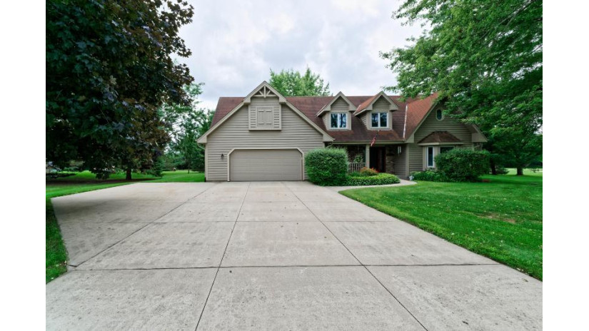 S51W23895 Turners Pike W Waukesha, WI 53189 by Benefit Realty $399,900