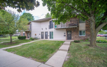 W168N11505 El Camino Dr 5, Germantown, WI 53022-3235