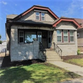 1247 S 52nd St, West Milwaukee, WI 53214-3537