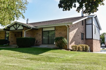 W53N119 Mckinley Ct, Cedarburg, WI 53012-2929