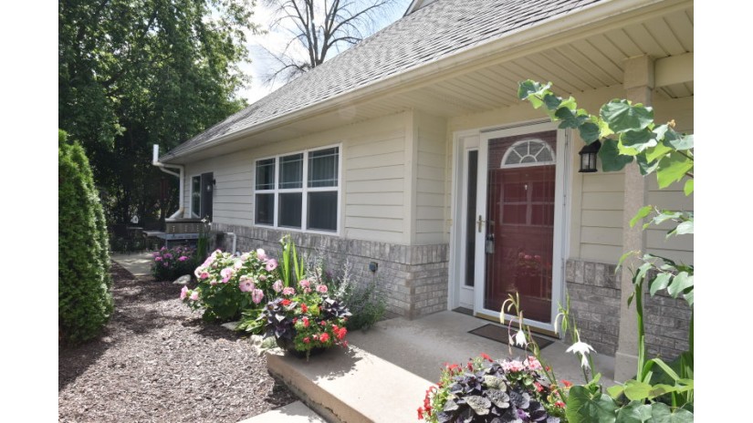 11427 W Oklahoma Ave West Allis, WI 53227 by Shorewest Realtors $239,500