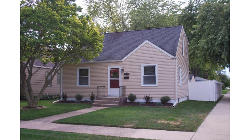 2600 25th Ave Kenosha, WI 53140 by Better Homes and Gardens Real Estate Power Realty $209,900