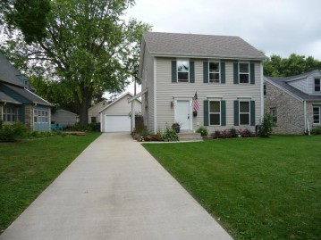 701 N Cumberland Dr, Waukesha, WI 53188-2941