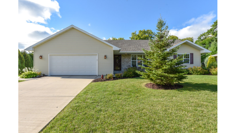 1595 Woodridge Ln Port Washington, WI 53024 by Shorewest Realtors $284,900