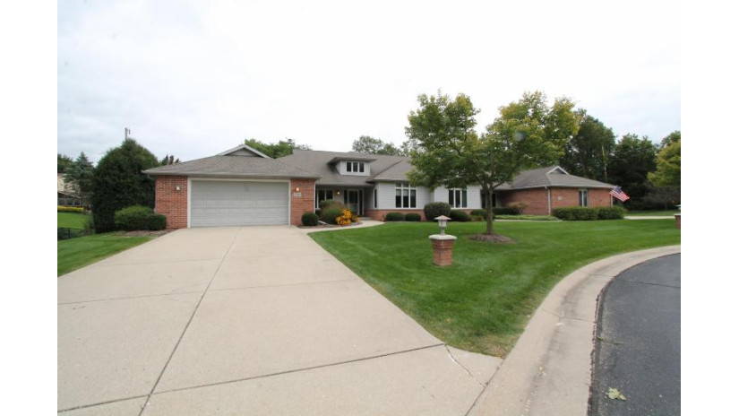 220 Thorngate Ct Burlington, WI 53105 by Bear Realty Of Burlington $329,900