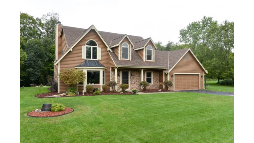 2073 Deerfield Dr Saukville, WI 53080 by Shorewest Realtors $392,500