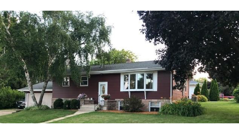 615 S Monroe St Waterloo, WI 53594 by RE/MAX Preferred~Ft. Atkinson $199,900