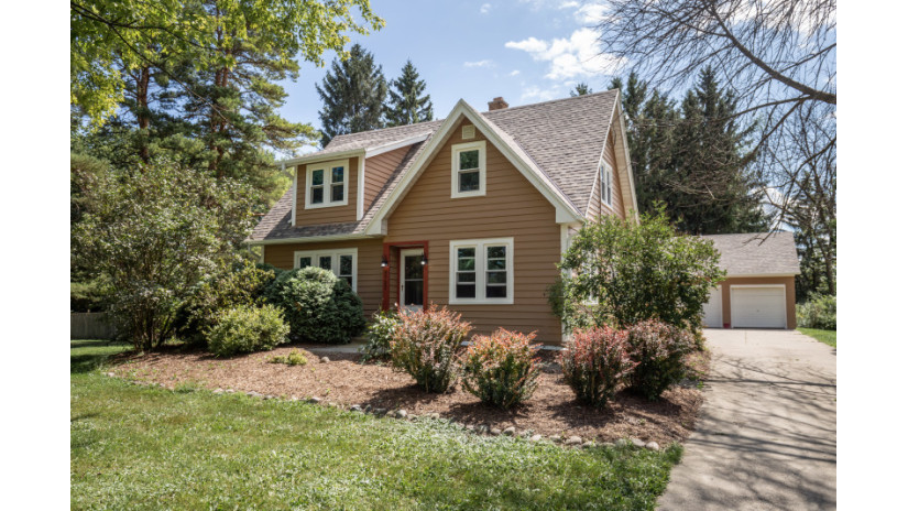 8727 W Mequon Rd Mequon, WI 53097 by Shorewest Realtors $245,000