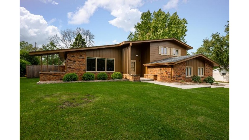 909 Crestview Dr Port Washington, WI 53074 by Star Properties, Inc. $279,900