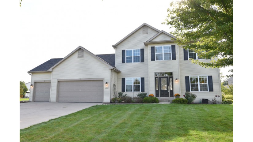 322 Cedar Crest Ln Slinger, WI 53086 by Shorewest Realtors $369,900