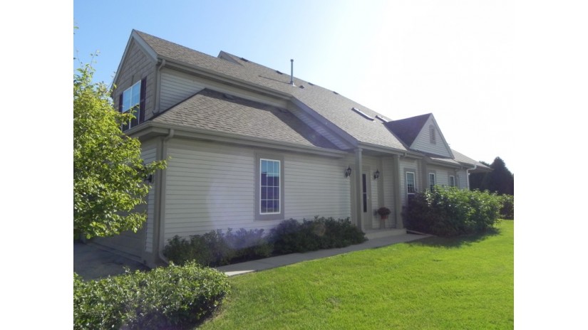 1543 Roxbury Way Waukesha, WI 53186 by Shorewest Realtors $245,000