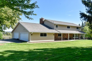 W304N1860 Maple Ave, Delafield, WI 53072-4709