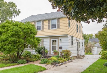 2444 N 89th St, Wauwatosa, WI 53226-1804