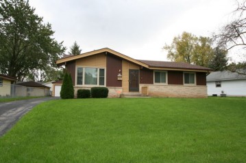 N84W18045 Imperial Ct, Menomonee Falls, WI 53051-2511