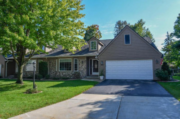 7731 W Maple Ridge Ct, Franklin, WI 53132-9198