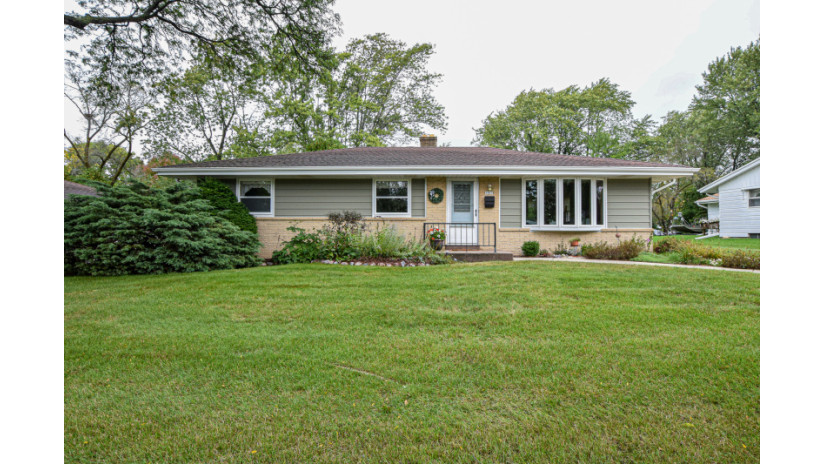 5460 Laura Ln Greendale, WI 53129 by Shorewest Realtors $239,900