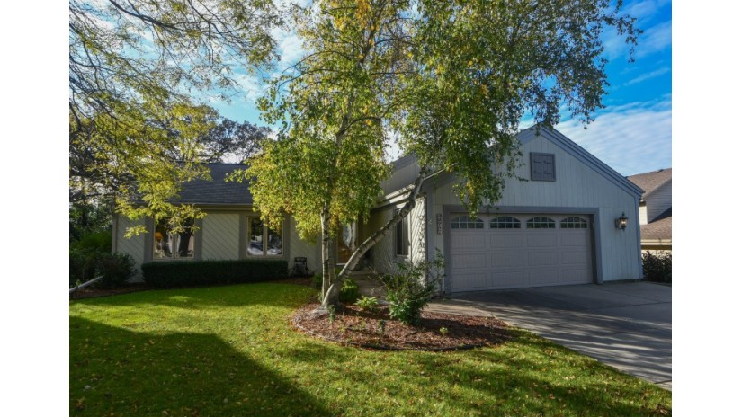 2757 Brighton Dr Waukesha, WI 53188 by Shorewest Realtors $269,900