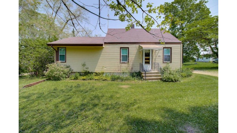 7860 S North Cape Rd Franklin, WI 53132 by RE/MAX Realty Pros~Milwaukee $109,900