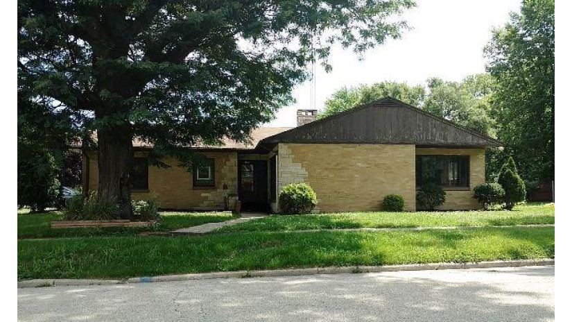 900 Whitney Boulevard Belvidere, IL 61008 by Pioneer Real Estate Services $84,900