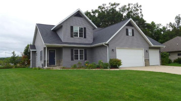 820 Woodland Circle, Waupaca, WI 54981