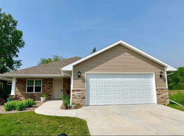 1040 W Cecilia Court, Grand Chute, WI 54913-2311