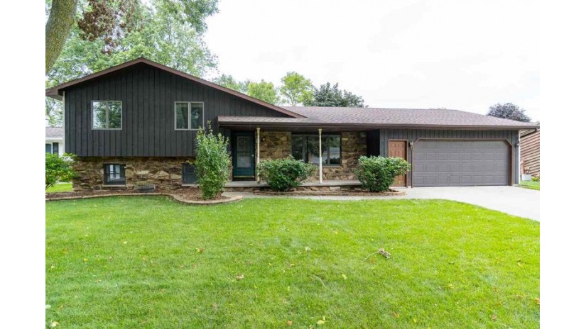 204 Fairway Street Combined Locks, WI 54113 by Lamers Realty, Inc. $219,900