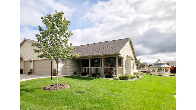 1372 Moonlight Lane Fond Du Lac, WI 54937 by Re/Max Heritage $375,900