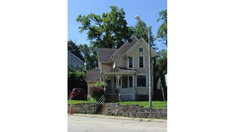 221 W Fond Du Lac St Ripon, WI 54971 by Yellow House Realty $39,900