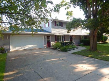 513 Edgewood Dr, Waupun, WI 53963