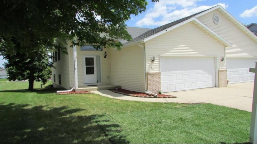 507 Trailside Dr DeForest, WI 53532 by Re/Max Preferred $229,900