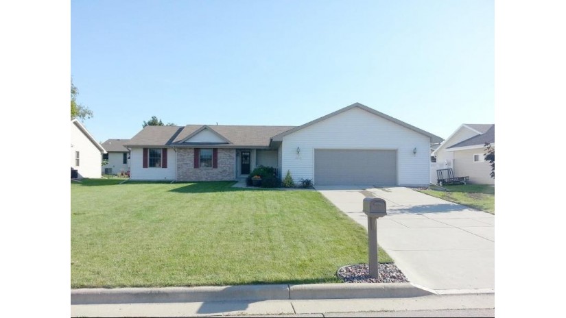 4070 Greenbriar Dr Janesville, WI 53546 by Rock Realty $250,000