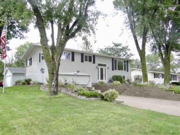 1304 S 16th St, Prairie Du Chien, WI 53821