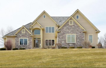 801 N Bluespruce Cir, Hartland, WI 53029-8679