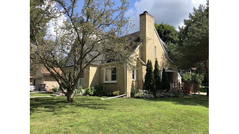 423 E Wabash Ave Waukesha, WI 53186 by Shorewest Realtors $285,000