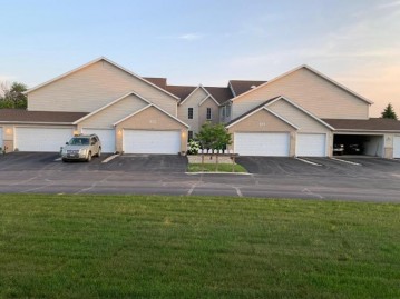 921 Prestwick 3, Waterford, WI 53185